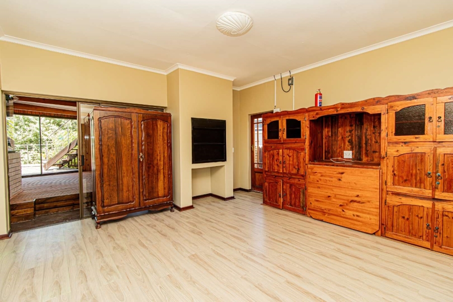 To Let 5 Bedroom Property for Rent in Hersham Western Cape